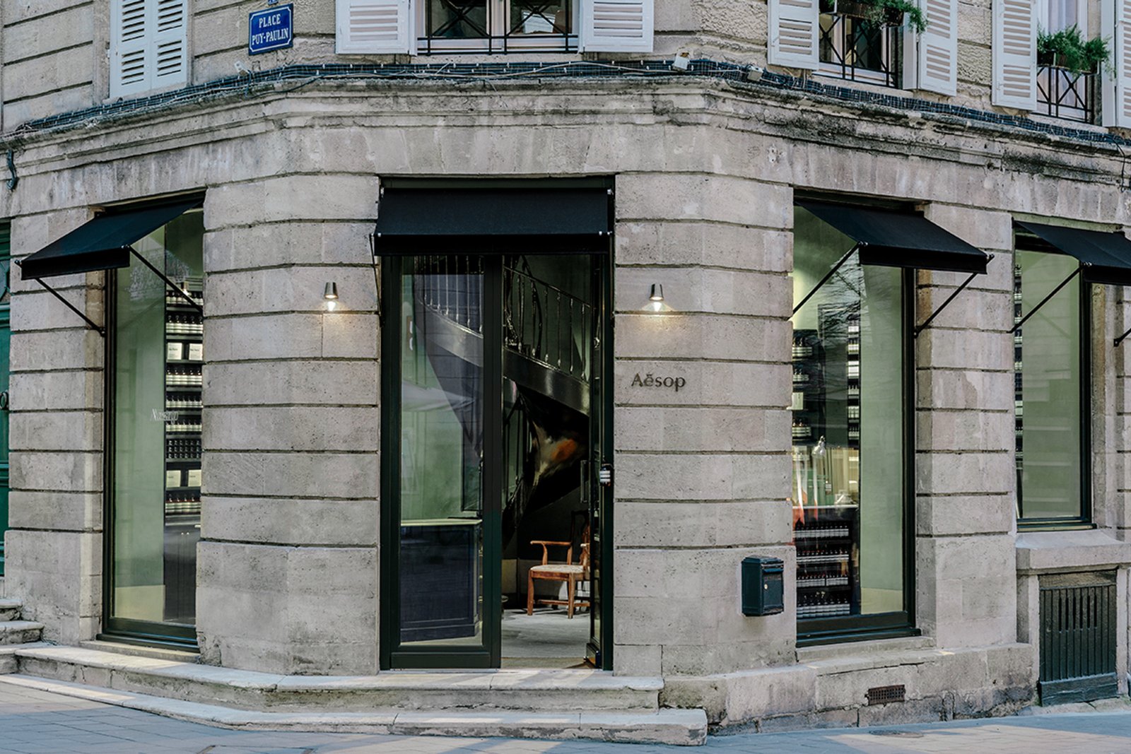 Clay-plastered wall at Aesop Bordeaux in a custom green.