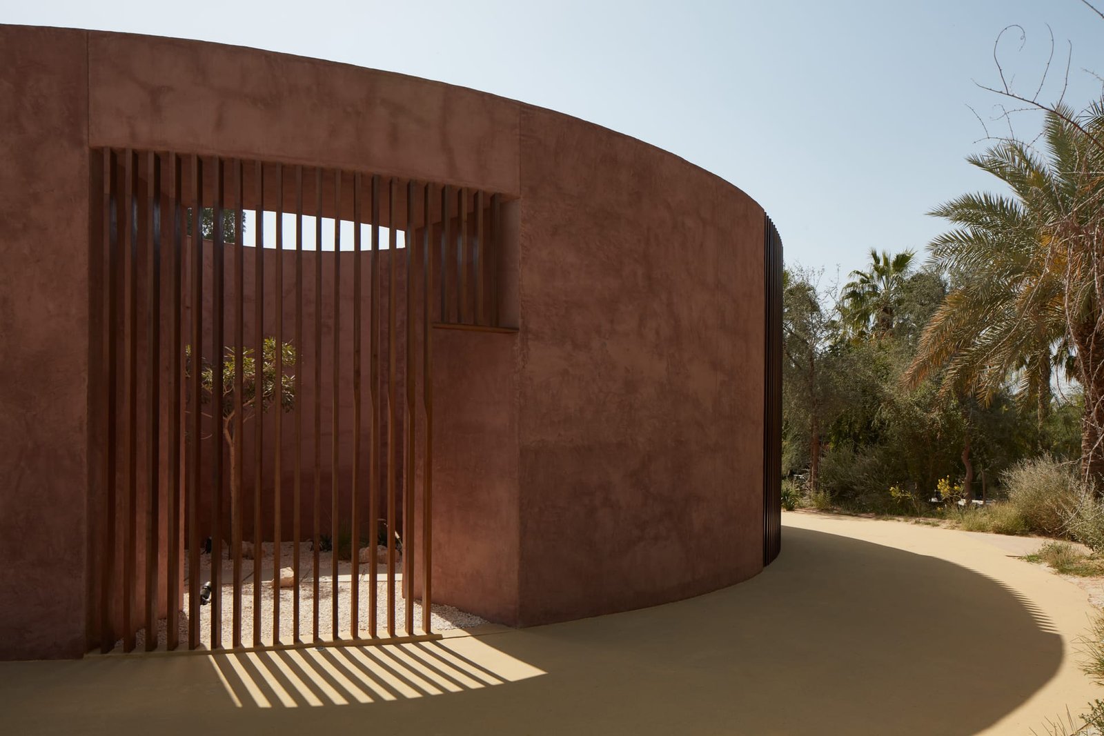 Exterior clay plaster on the curved facade of Canvas Events Pavilion, Dubai