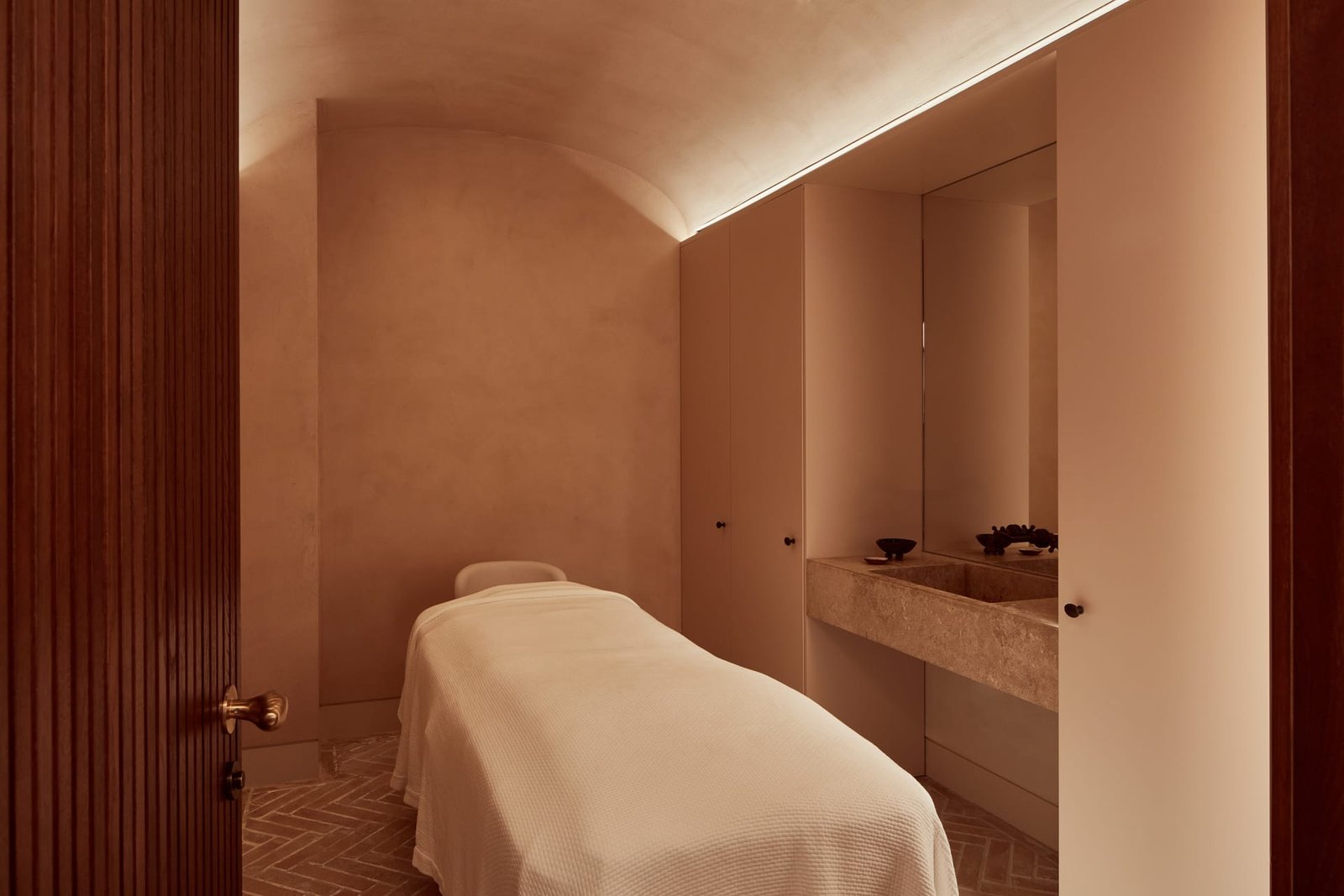Vaulted mauve clay-plastered ceiling in a treatment room, Omorovicza, Mayfair