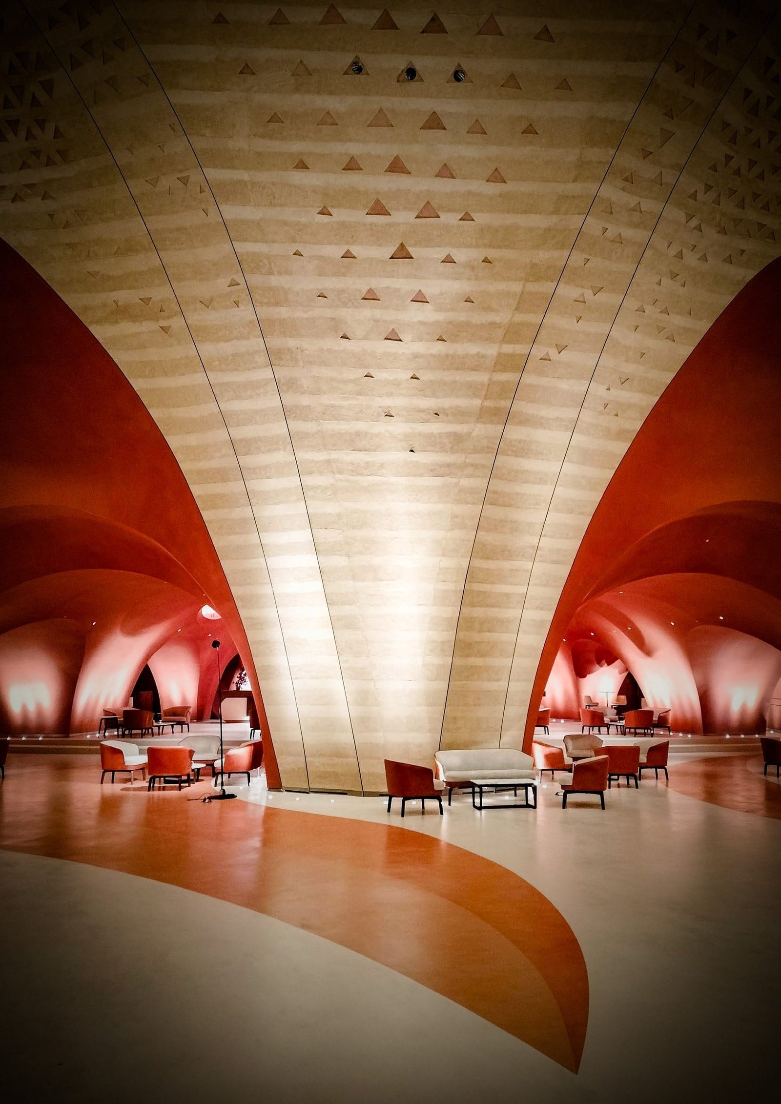Vaulted lounge ceiling and walls in a continuous decorative microcement finish, Riyadh