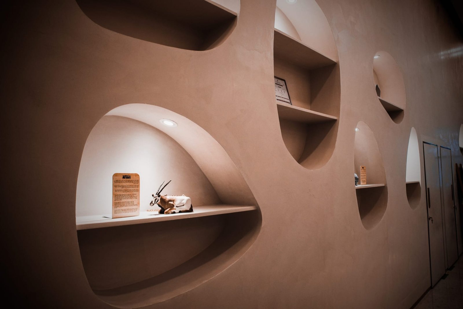 Microtadelakt polished lime plaster on the curved display walls at Afraa Boutique, Lusail